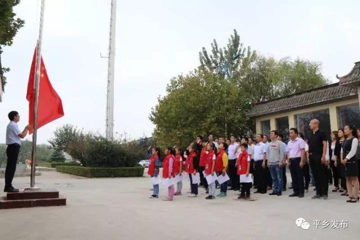 本网讯:为庆祝中华人民共和国第68个生日。10月1日上午,我县隆重举行升国旗唱国歌仪式,县长贾芳、县委副书记郝侃、县政协主席霍志民等县领导和县直机关干部职工参加升旗仪式。县委副书记郝侃主持升旗仪式。 8时50分,齐步走!国旗护卫队的战士们迈着整齐的步伐向升旗台走来。